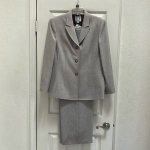 Size 16 tan Le Suit women’s suit